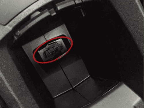 Emplacement du connecteur OBD2 entoure en rouge dans la DS 5 pour diagnostic iCarsoft