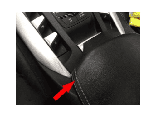 Localisation de la prise de diagnostic OBD2 sous la console centrale d'une DS 5