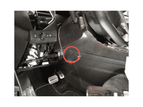 Photo montrant l emplacement de la prise OBD2 sur une DS7 Crossback sous la colonne de direction