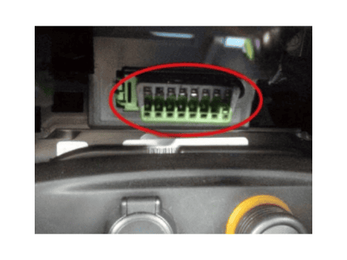 Emplacement de la prise de diagnostic OBD2 verte sur une DS 4