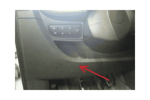 Flèche rouge indiquant l emplacement du cache de la boîte à fusibles sur Fiat Fiorino