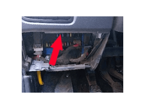 Localisation de la boîte à fusibles de la Fiat Palio 3 indiquée par une flèche rouge