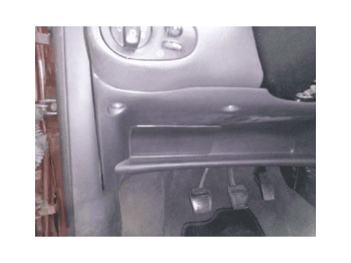 Vue de l emplacement de la boite a fusibles sous le volant d une Ford Focus