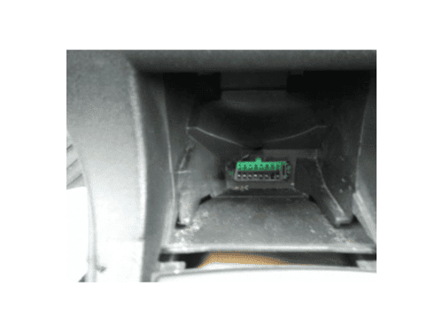 Emplacement du connecteur OBD vert pour diagnostic sur une Citroën C4