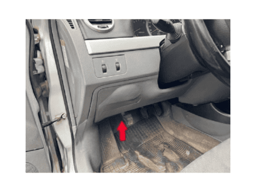 Fleche rouge pointant vers la pedale d embrayage d une Chevrolet Lacetti pour un diagnostic