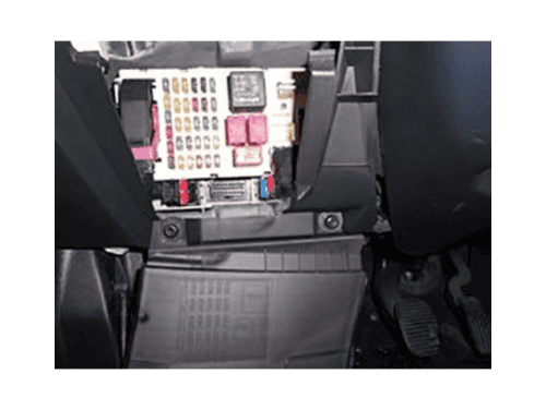 Vue sur la boite a fusibles de l habitacle d une Fiat Stilo avec sa prise diagnostic OBD