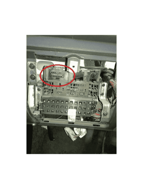 Photo montrant l emplacement de la prise de diagnostic OBD2 entouree en rouge sur une Fiat Uno