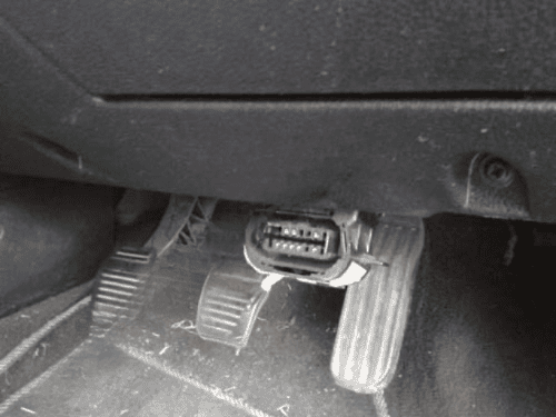 Prise de diagnostic OBD2 sous le tableau de bord d une Ford Mondeo 2