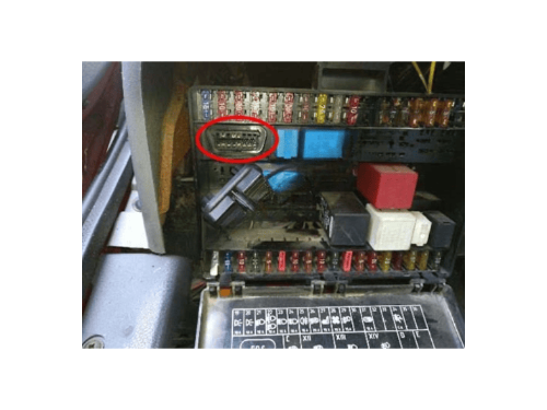 Prise de diagnostic OBD2 entouree en rouge sur une Ford Transit 2