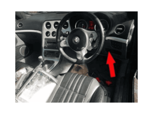 Flèche rouge montrant l emplacement de la prise OBD sur Alfa Romeo Spider