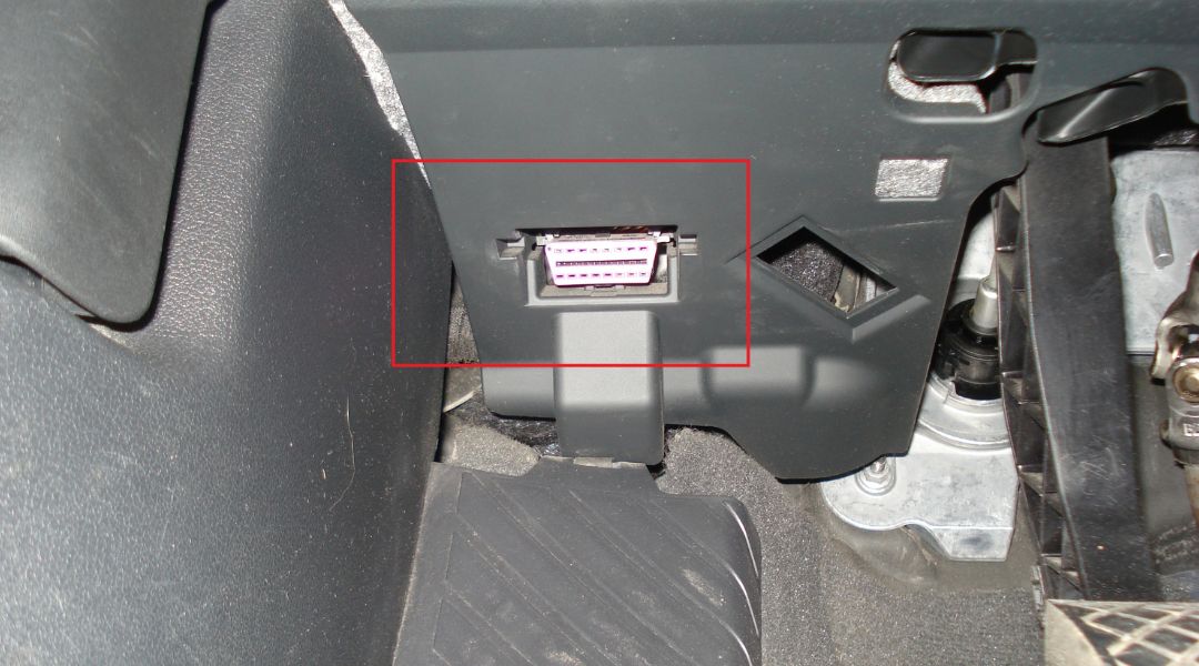 Emplacement de la prise de diagnostic OBD violette sous le tableau de bord d une Audi A4