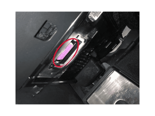 Localisation de la prise de diagnostic OBD violette sous le tableau de bord d une Audi A5 II Phase 2