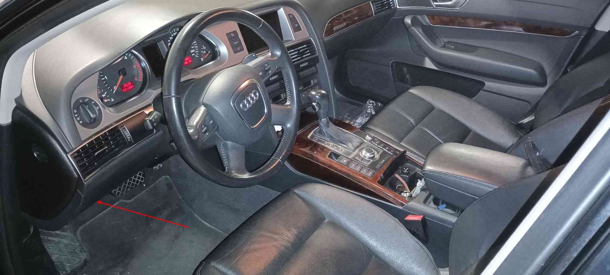 Localisation de la prise de diagnostic OBD2 sous le tableau de bord d une Audi A6