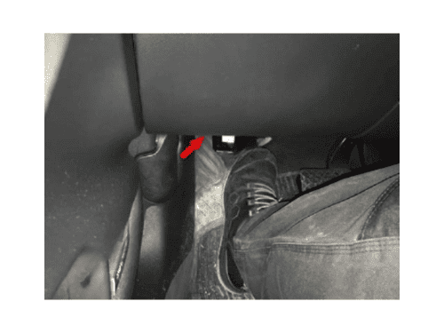 Localisation de la prise de diagnostic OBD2 sous le repose pied d une Audi S6 4F