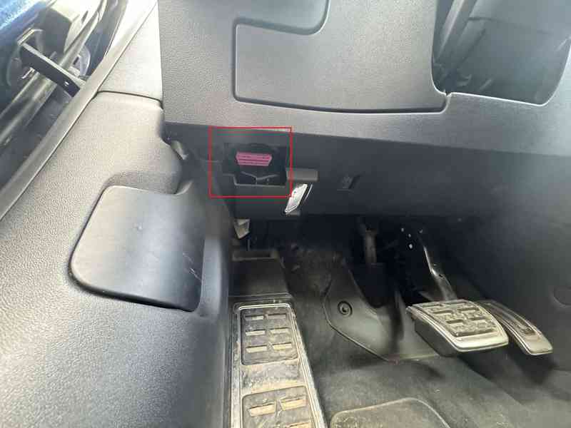 Emplacement de la prise de diagnostic OBD violette sous le tableau de bord d une Audi TT MK3