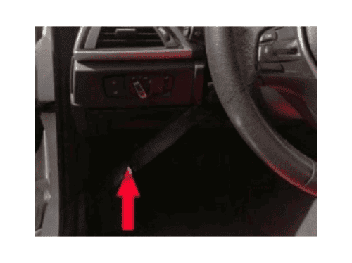 Une flèche rouge indique l'emplacement de la prise OBD de diagnostic sur une BMW Série 2 F22
