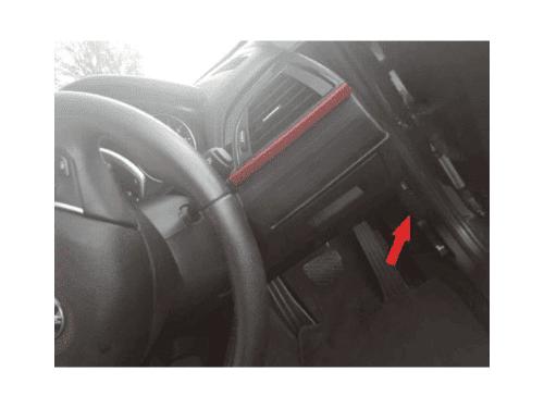 Emplacement de la prise OBD de diagnostic sur le tableau de bord d une BMW Serie 2 F22 RHD