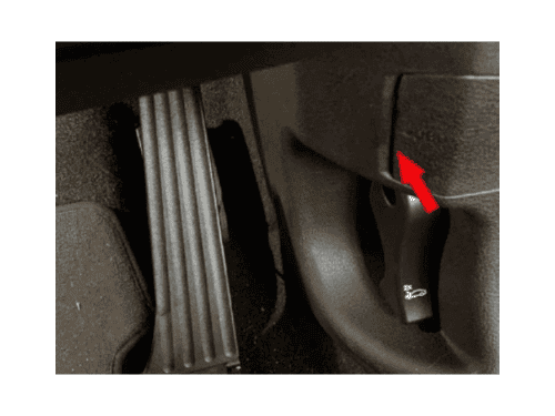 Emplacement de la prise de diagnostic OBD2 sur une BMW Série 2 F46 avec conduite à droite