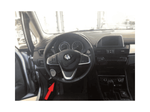 Flèche rouge montrant l'emplacement de la prise de diagnostic OBD sur une BMW Série 2