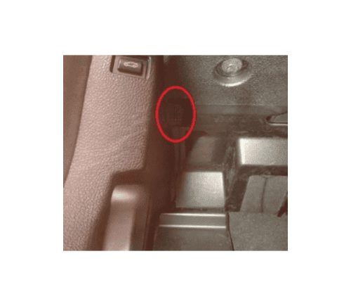 Localisation de la prise de diagnostic OBD entourée en rouge sur une BMW Série 3 F30