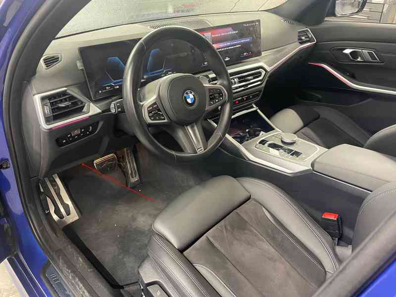 Emplacement de la prise de diagnostic OBD sous le tableau de bord d une BMW Serie 3