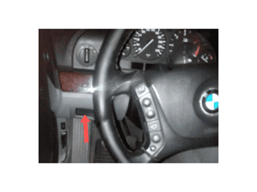 Photo montrant l emplacement de la prise OBD de diagnostic sur une BMW Serie 5 E39
