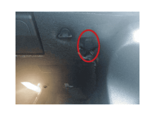 Photo montrant l'emplacement de la prise OBD d'une BMW Série 5 G30 G31 en conduite à droite