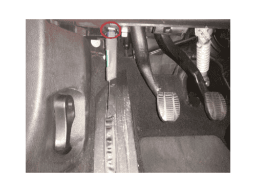 Localisation et branchement du connecteur OBD sur une BMW Serie 2 pour valise de diagnostic iCarsoft