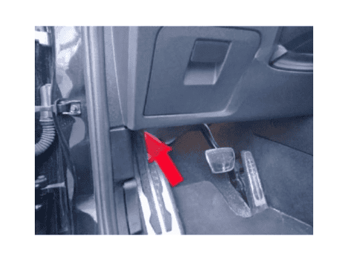 Fleche rouge indiquant l emplacement de la prise OBD sur un repose pied de BMW X4 G02
