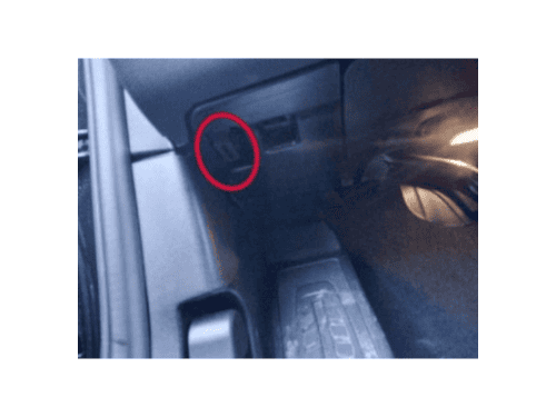 Photo de l emplacement du connecteur OBD sous le tableau de bord d une BMW X4 G02