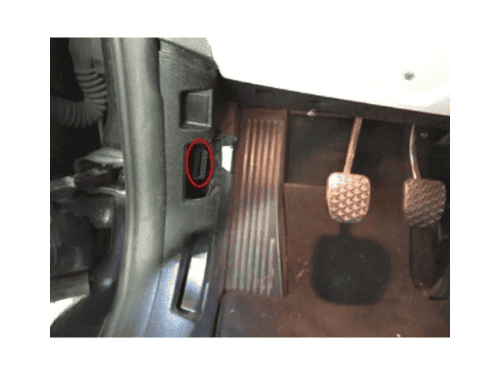 Emplacement de la prise de diagnostic OBD entouré en rouge sur une BMW Z4 E89