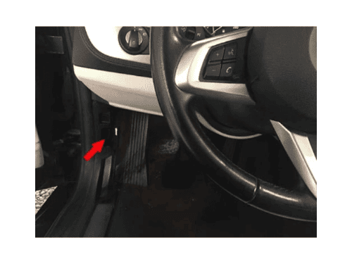 Localisation de la prise de diagnostic OBD indiquée par une flèche rouge sur une BMW Z4 E89