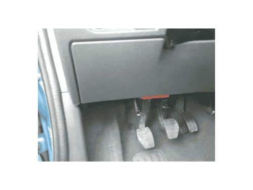 Localisation de la prise de diagnostic OBD2 sous le cache fusibles d une Citroen C3