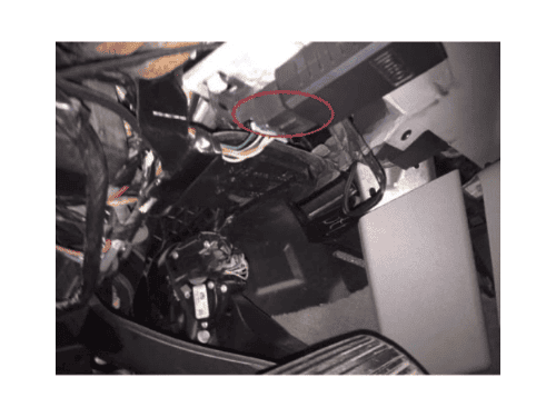 Localisation du connecteur diagnostic OBD sous le volant d une Chevrolet Avalanche
