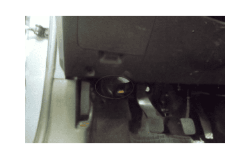 Localisation de la prise de diagnostic OBD sous le pédalier d une Chevrolet Aveo 2