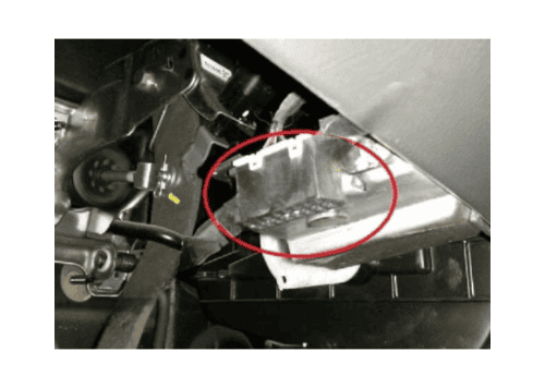 Localisation de la prise de diagnostic OBD sous le tableau de bord d une Chevrolet Aveo