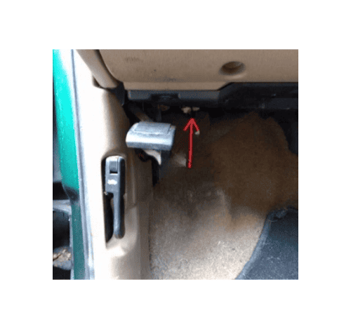 Emplacement de la prise de diagnostic OBD sous le tableau de bord d une Chevrolet Blazer