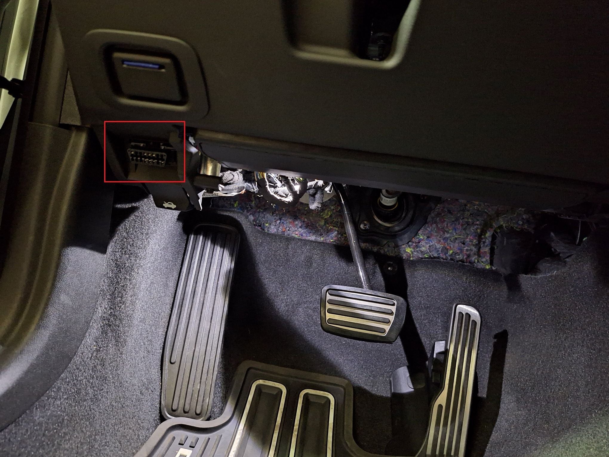 Emplacement de la prise de diagnostic OBD2 sous le volant d une Chevrolet Camaro ZL1