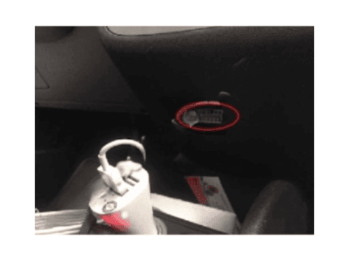 Emplacement de la prise OBD d'une Chevrolet Corsa entourée en rouge pour diagnostic auto