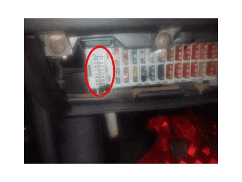 Localisation de la prise de diagnostic OBD entourée en rouge sur une Chevrolet Corsa