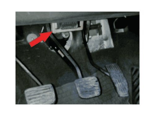 Localisation de la prise de diagnostic OBD2 au-dessus des pedales sur Chevrolet D-Max