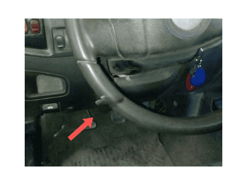 Flèche rouge montrant l emplacement de la prise OBD sur une Chevrolet D-Max