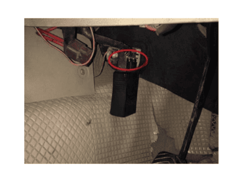 Localisation de la prise de diagnostic OBD entourée en rouge sur Chevrolet Enjoy RHD