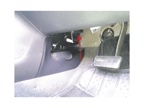 Localisation de la prise de diagnostic OBD sous le tableau de bord d une Chevrolet Epica