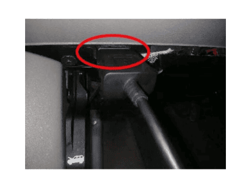 Localisation de la prise de diagnostic OBD entourée en rouge sur un Chevrolet Equinox