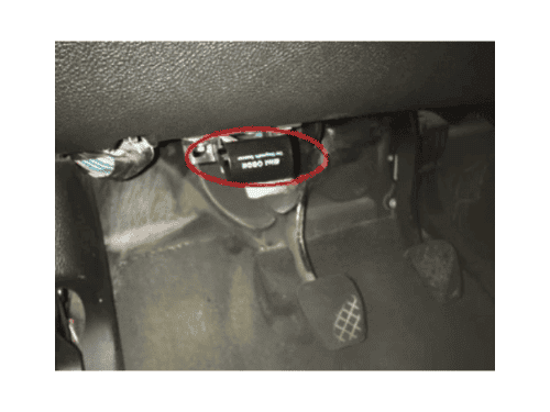 Photo de l emplacement de la prise OBD sous le tableau de bord d une Chevrolet HHR