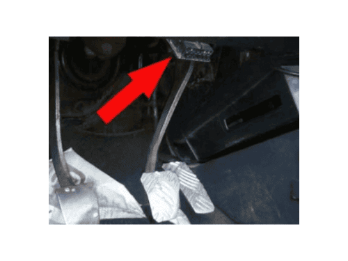 Localisation de la prise de diagnostic OBD2 sous les pedales d une Chevrolet Kadett