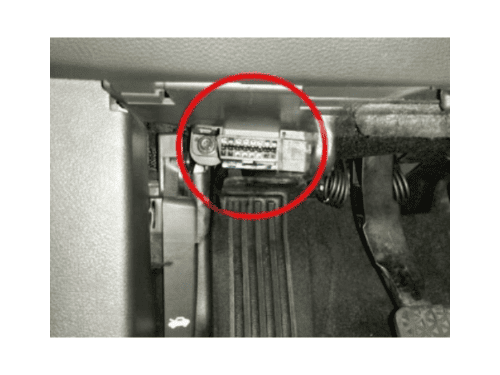Localisation de la prise de diagnostic OBD2 sous le volant d'une Chevrolet Malibu 8