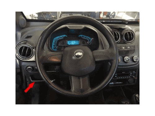 Fleche rouge indiquant l emplacement de la prise de diagnostic OBD sur le tableau de bord Chevrolet