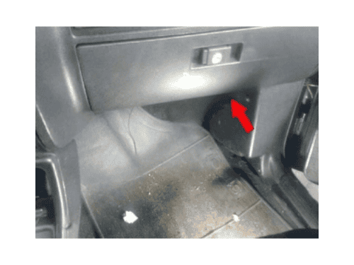 Localisation de la prise de diagnostic OBD sous la boite a gant d une Chevrolet Monza